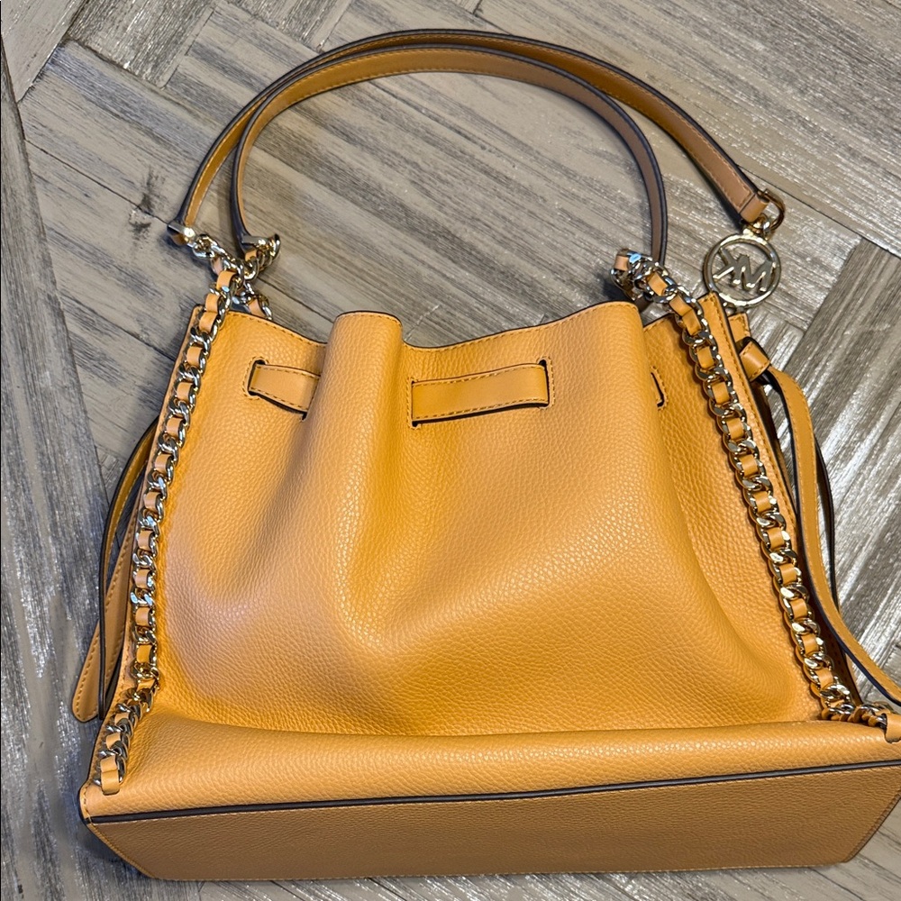 Brand new Michael Kors Mustard Leather Chain-Trim Shoulder Bag - Picture 2 of 3